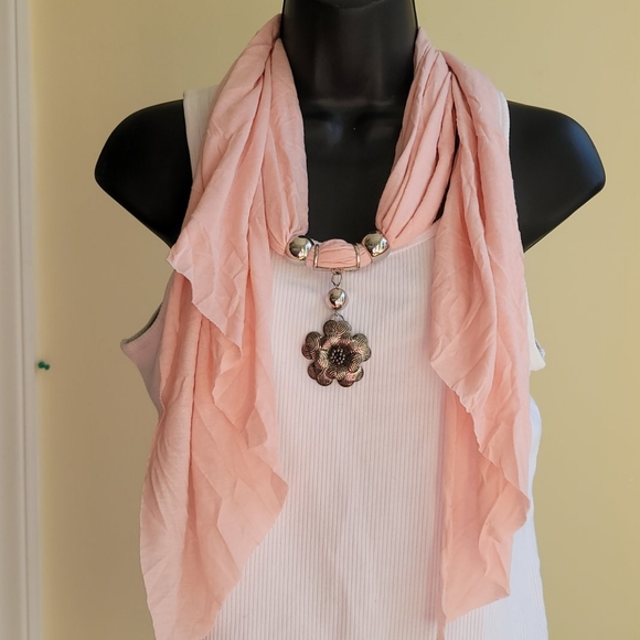 Bundle of 4 Statement/Pendant Scarves - Picture 4 of 9